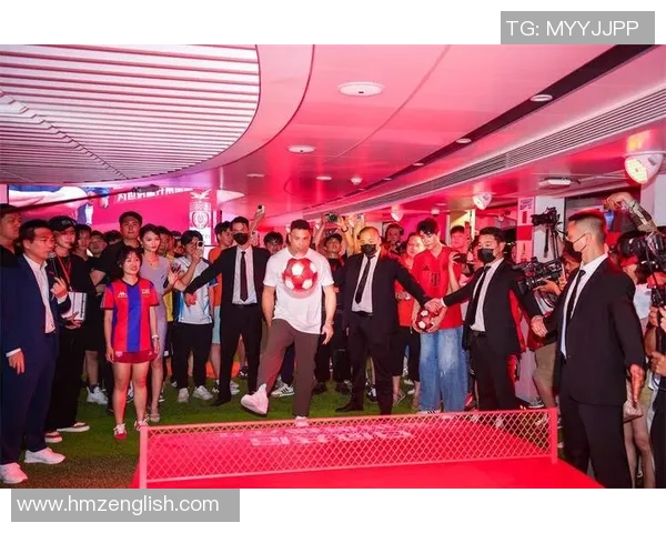 模仿足球巨星进球后的经典庆祝动作引发球迷热情互动